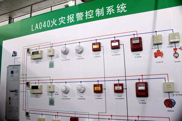 出現火警時，樓宇控制系統如何快速做出反應？